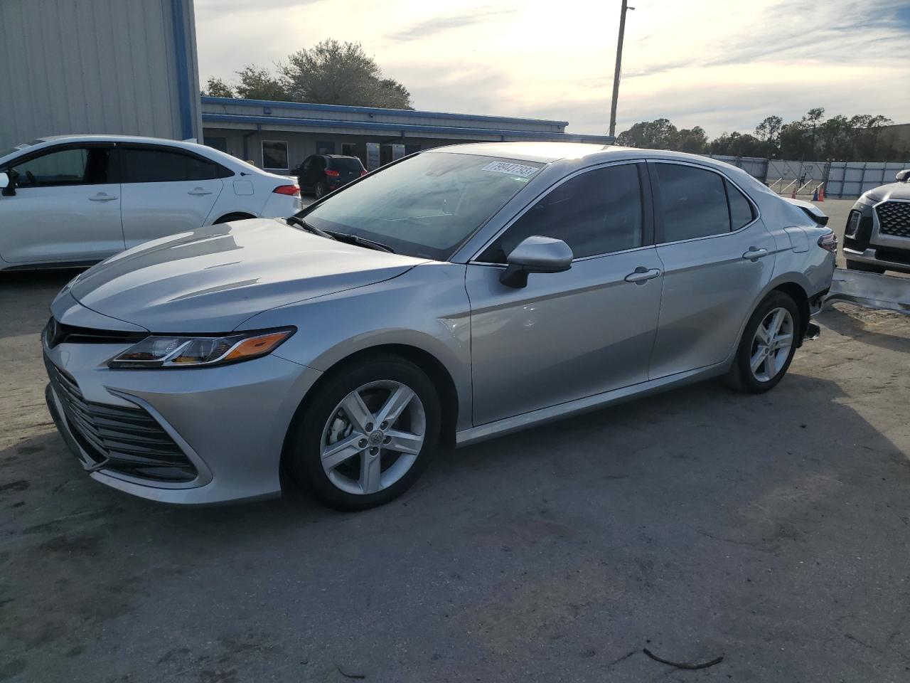 Obraz 1 z 2023 TOYOTA CAMRY LE 2023 z VIN 4T1C11AK5PU839026