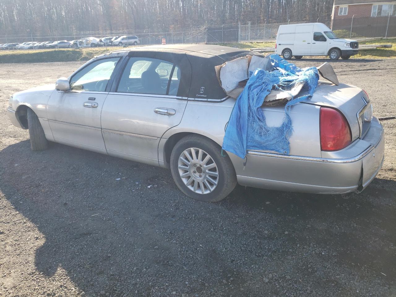 Изображение 2 2003 LINCOLN TOWN CAR EXECUTIVE 2003 с VIN 1LNHM81W53Y633801