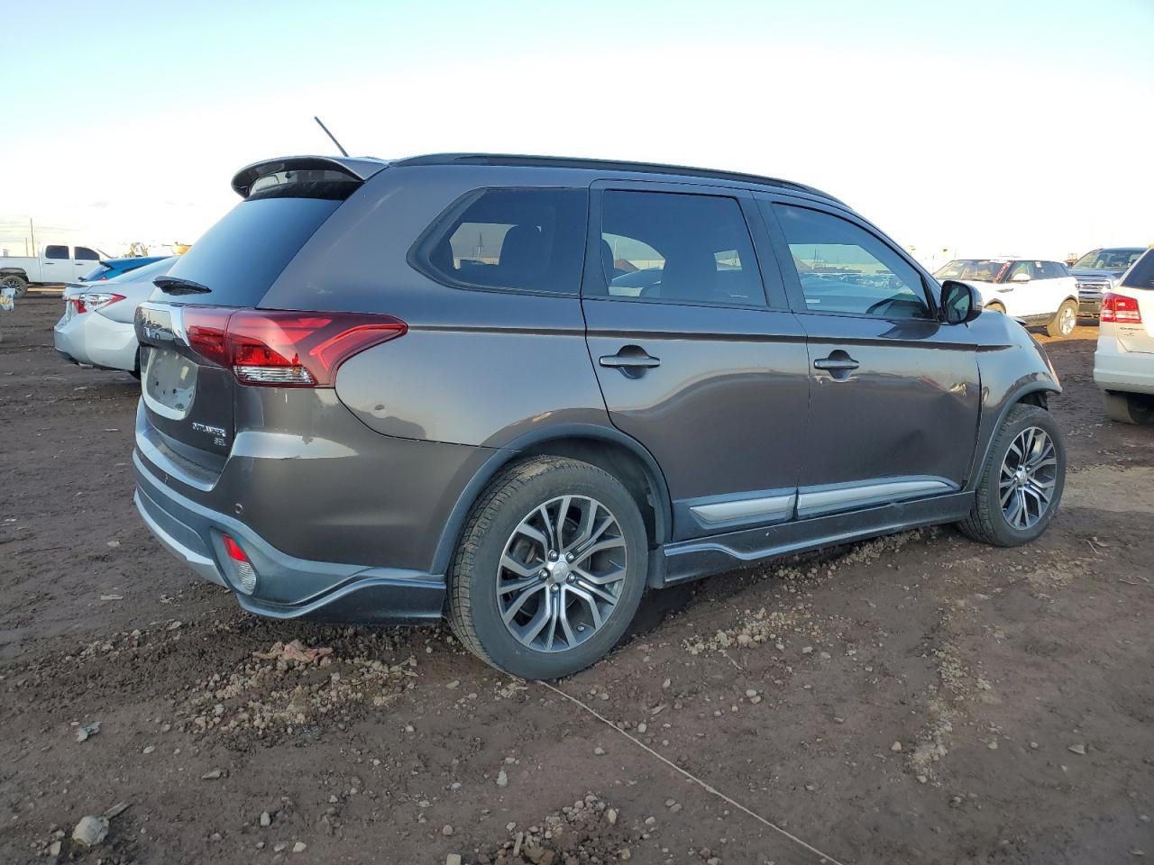 Obraz 3 z 2016 MITSUBISHI OUTLANDER SE 2016 z VIN JA4AD3A37GZ000628