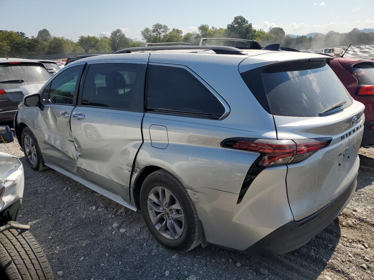 Изображение 2 Toyota Sienna Xle 2021 с VIN 5TDJRKEC5MS070850