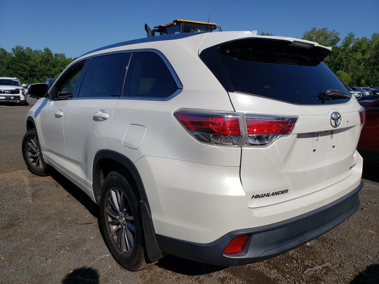 Image 2 of 2016 TOYOTA HIGHLANDER XLE 2016 with VIN 5TDJKRFH7GS328751