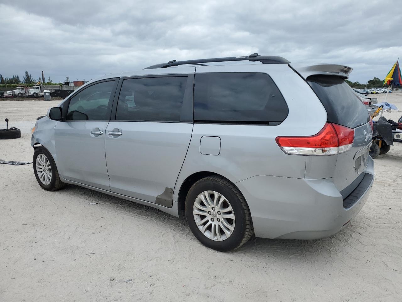 Изображение 2 2014 TOYOTA SIENNA XLE 2014 с VIN 5TDYK3DC0ES413205