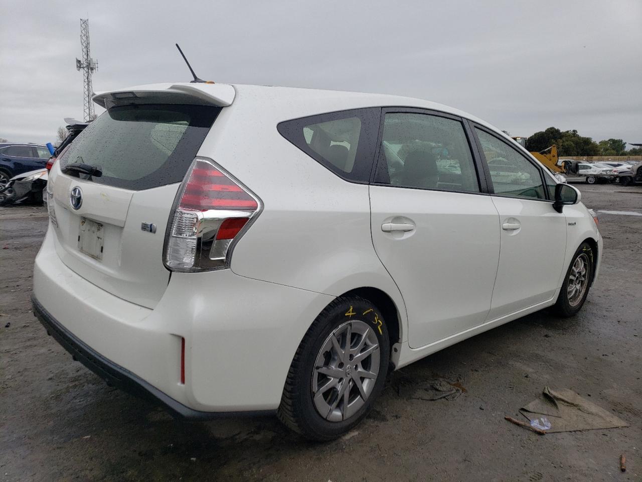 Image 3 of 2015 TOYOTA PRIUS V  2015 with VIN JTDZN3EU3FJ018114