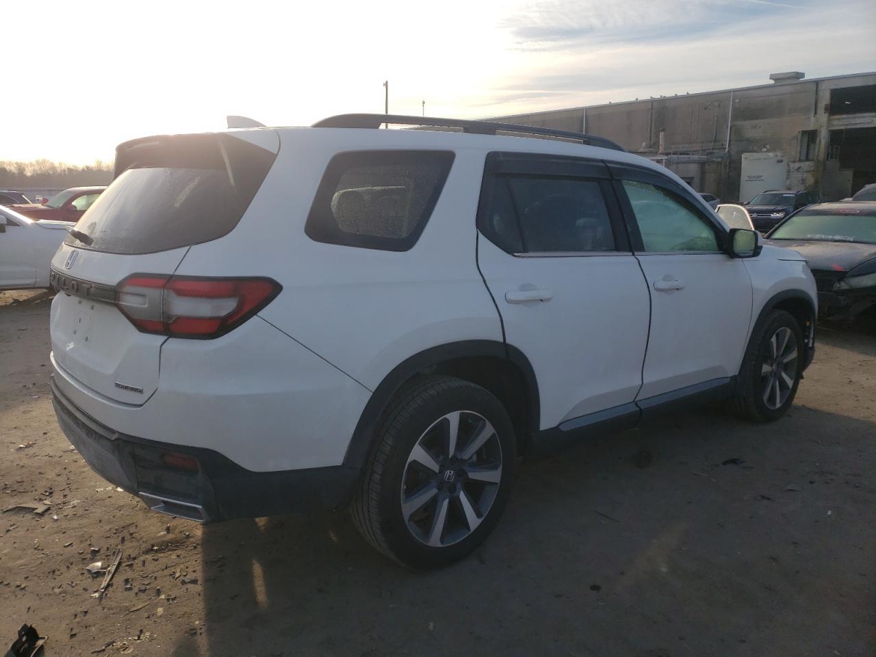 Изображение 3 2023 HONDA PILOT TOURING 2023 с VIN 5FNYG1H73PB001760