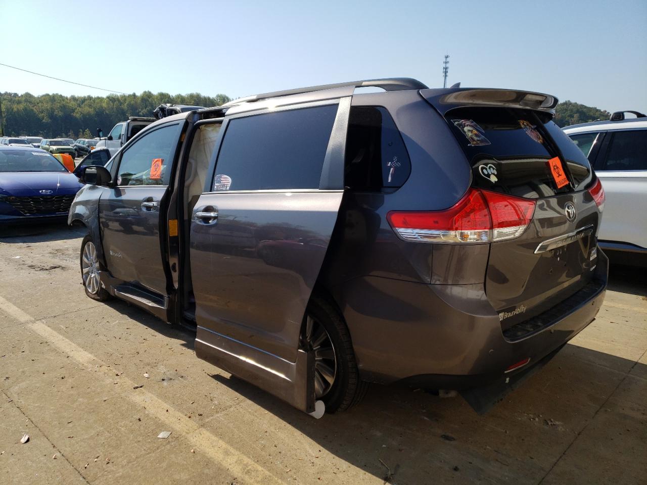 Image 2 of 2013 TOYOTA SIENNA XLE 2013 with VIN 5TDYK3DC4DS313039