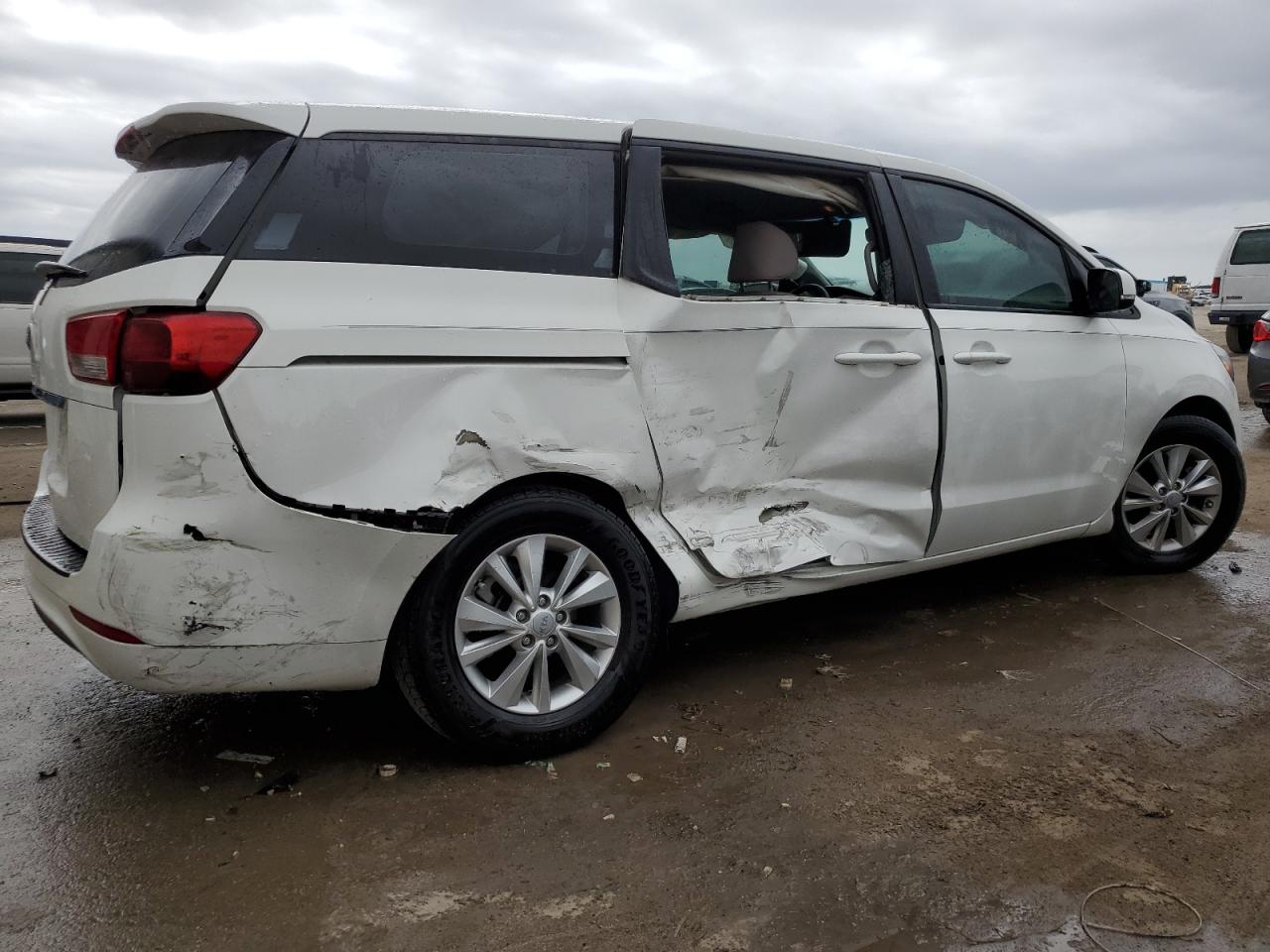 Image 3 of 2016 KIA SEDONA L 2016 with VIN KNDMA5C11G6120476