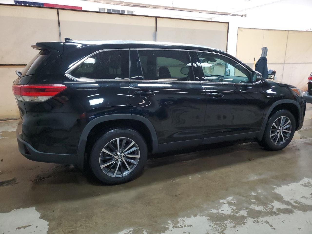 Изображение 3 2019 TOYOTA HIGHLANDER SE 2019 с VIN 5TDJZRFH2KS619646