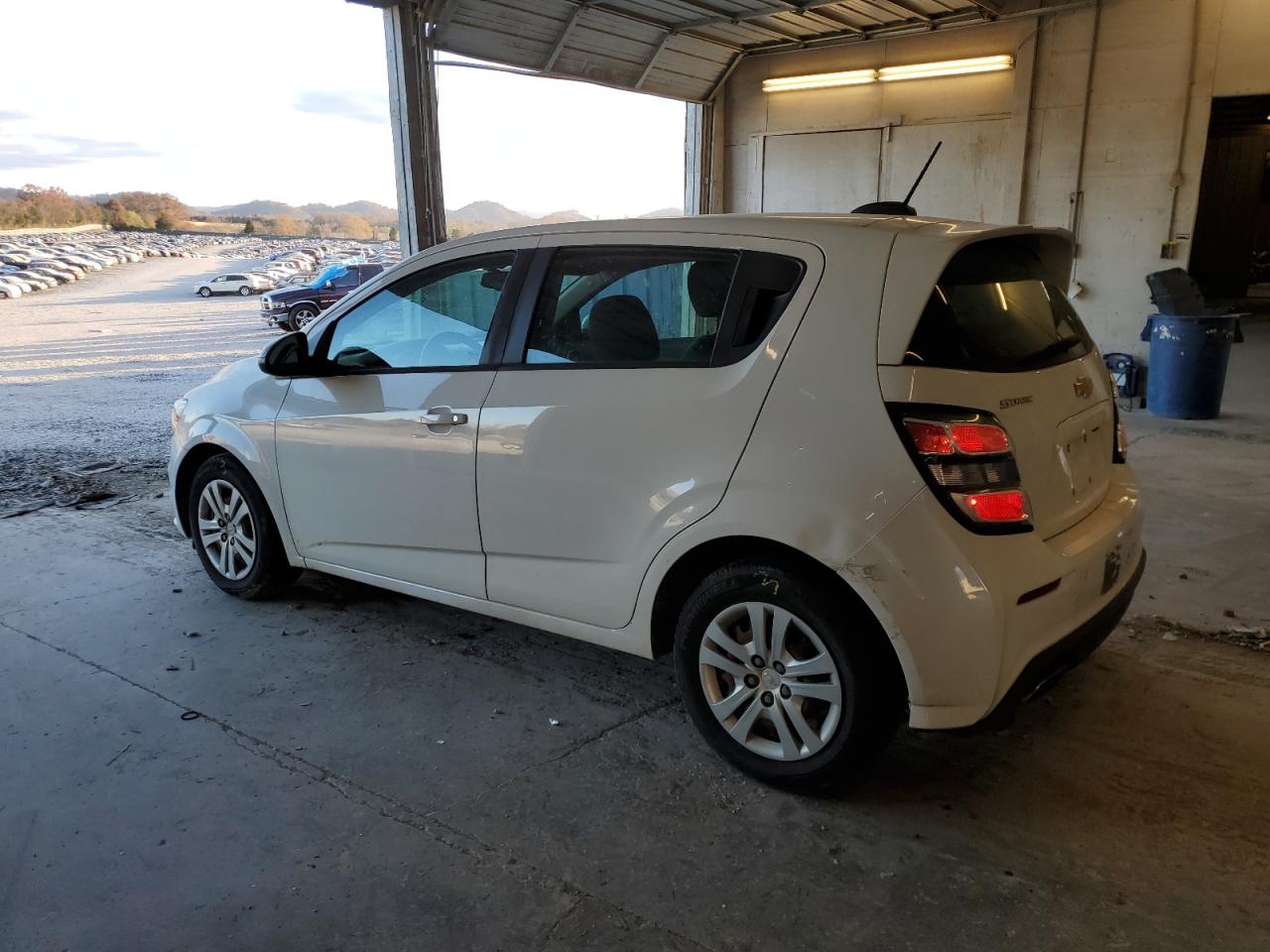 Obraz 2 z 2017 CHEVROLET SONIC  2017 z VIN 1G1JG6SH5H4147739
