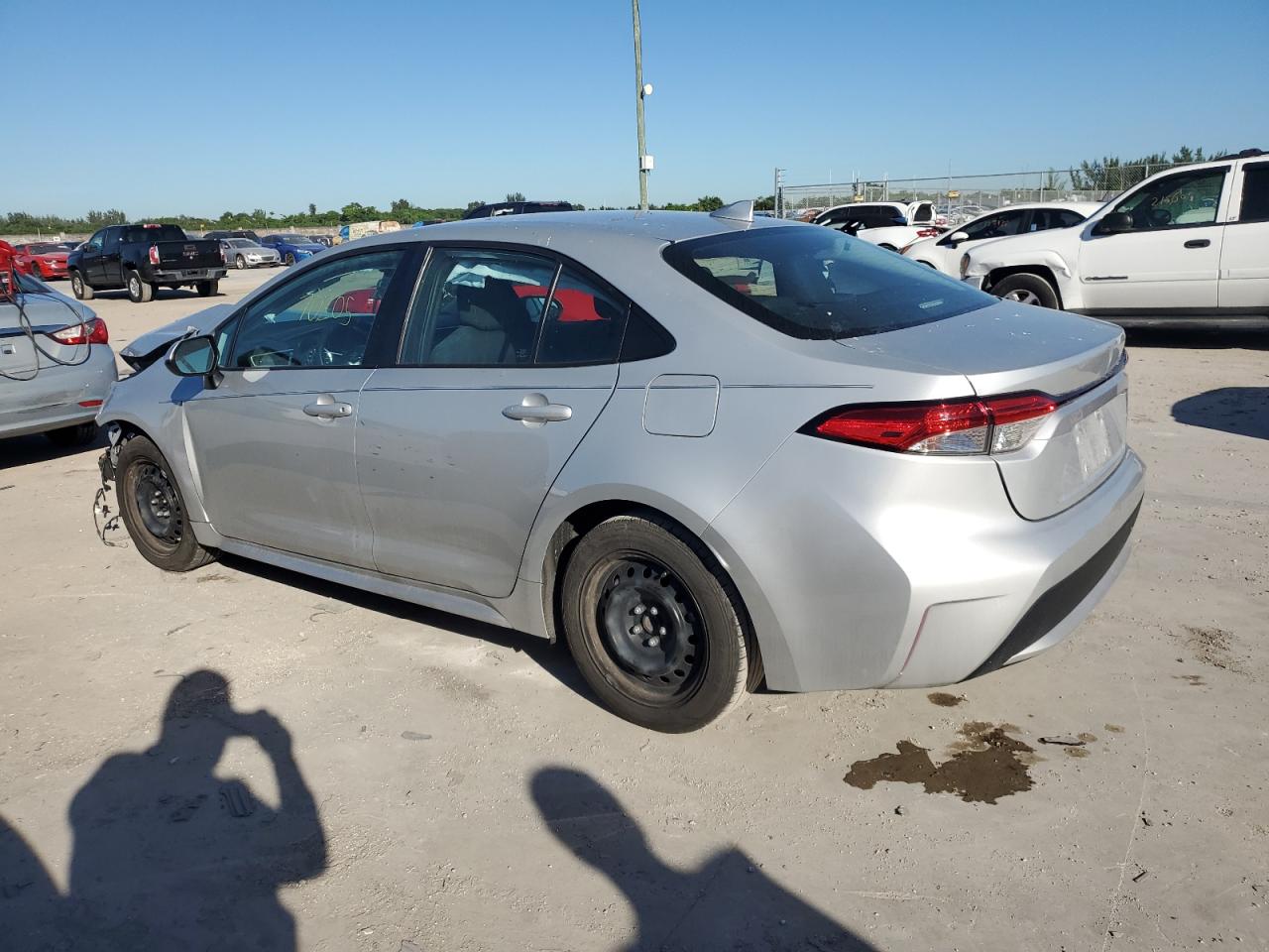 Obraz 2 z 2021 TOYOTA COROLLA LE 2021 z VIN 5YFEPMAE9MP223510