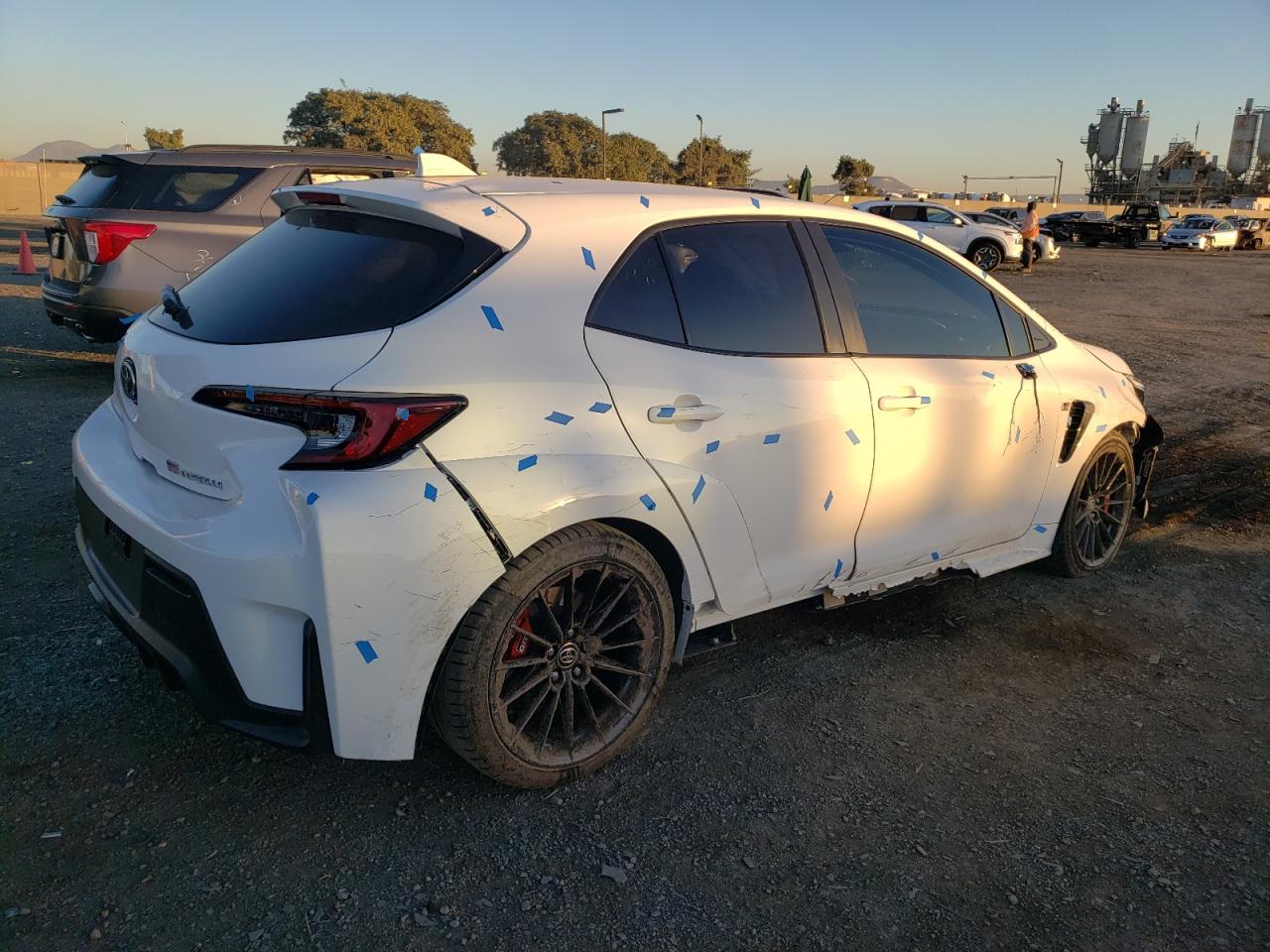 Obraz 3 z 2023 TOYOTA GR COROLLA CORE 2023 z VIN JTNABAAE7PA004044