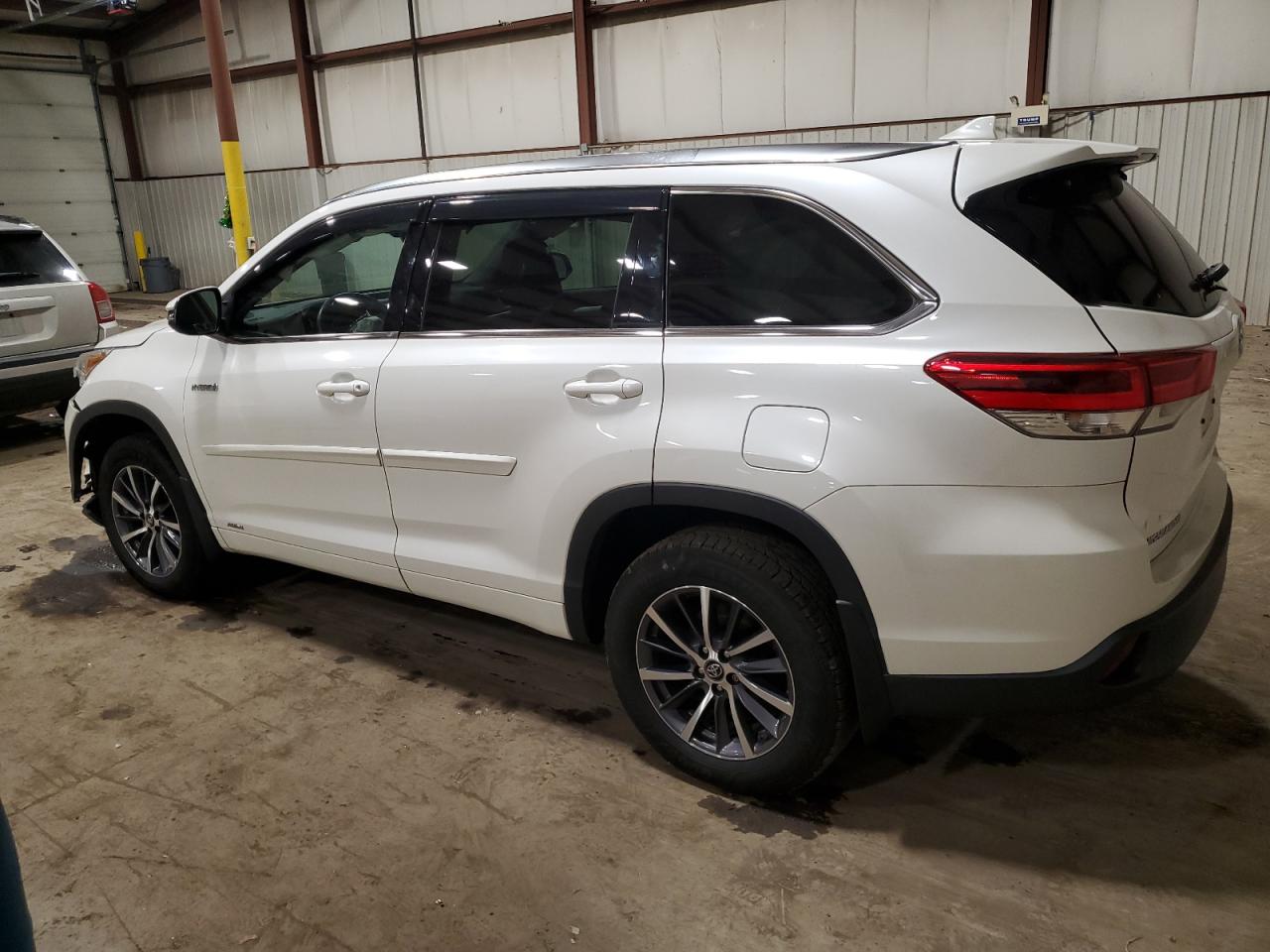 Image 2 of 2017 TOYOTA HIGHLANDER HYBRID 2017 with VIN 5TDJGRFH3HS025050