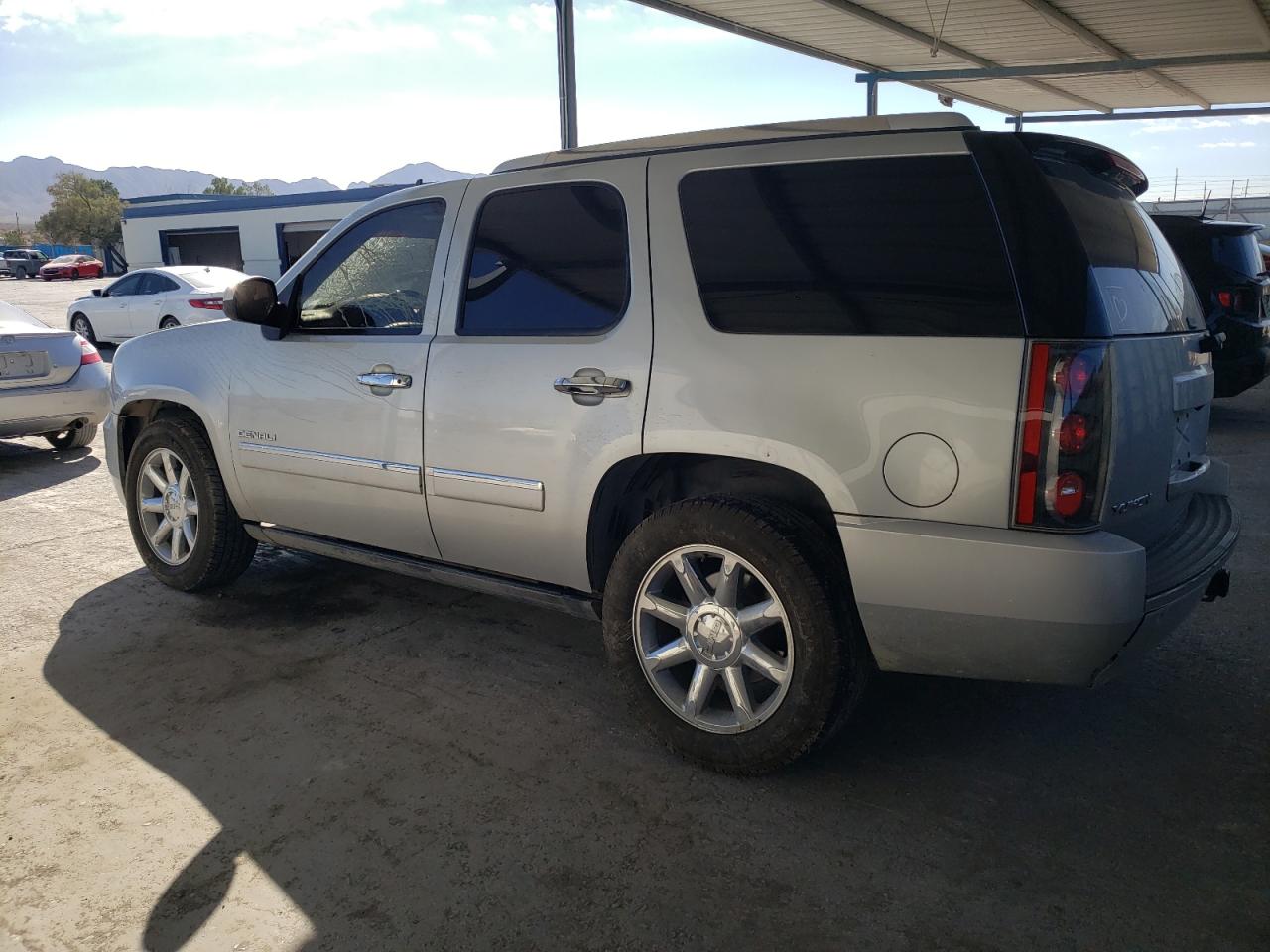 Image 2 of 2013 GMC YUKON DENALI 2013 with VIN 1GKS2EEF6DR213618
