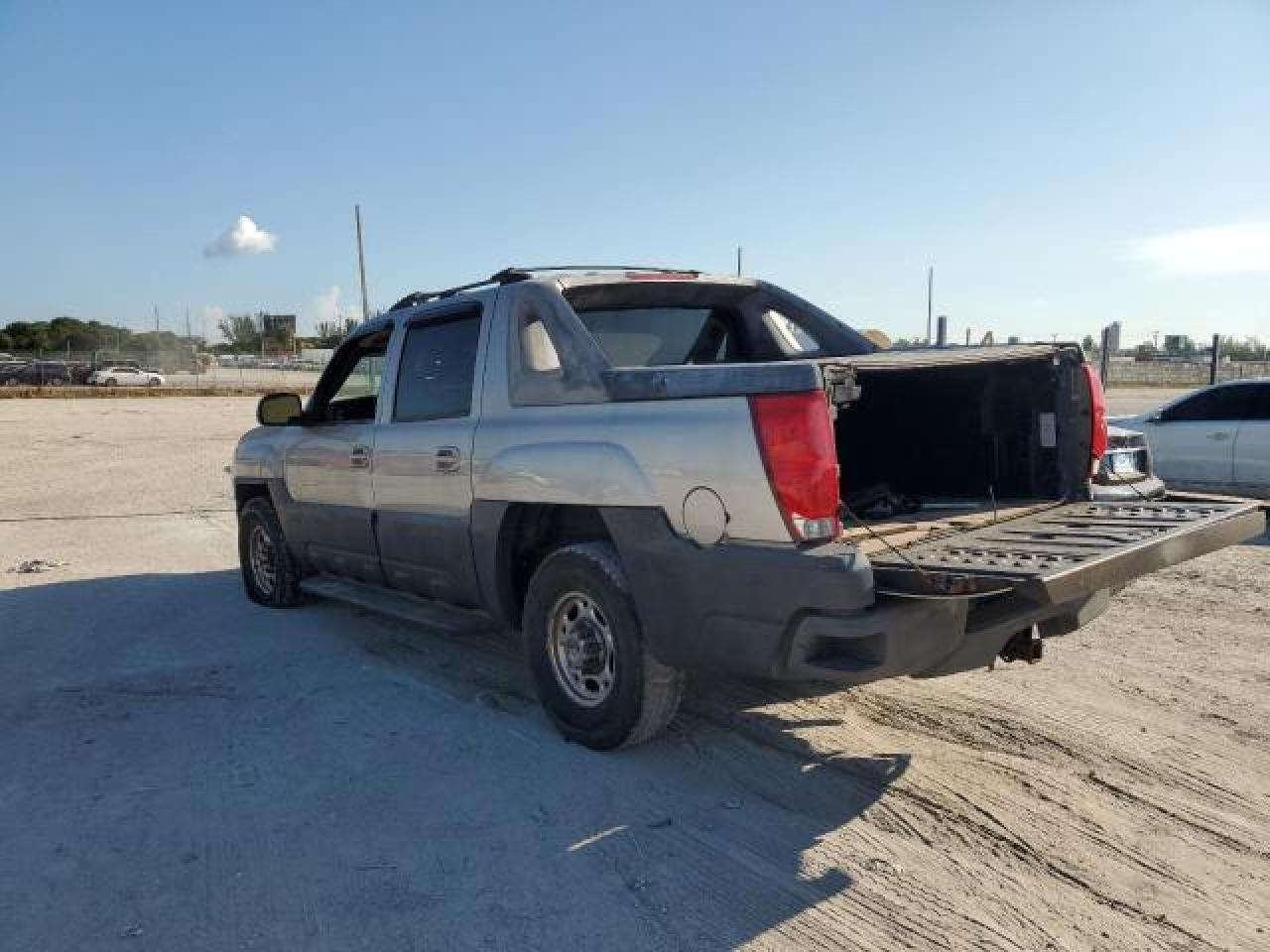 Image 2 of 2004 CHEVROLET AVALANCHE K2500 2004 with VIN 3GNGK22G64G148385