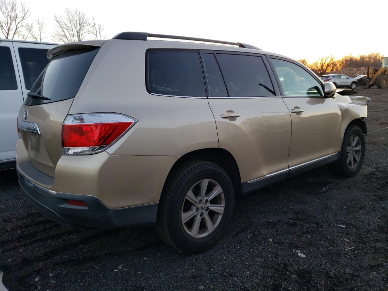 Изображение 3 2012 TOYOTA HIGHLANDER BASE 2012 с VIN 5TDBK3EH4CS165649