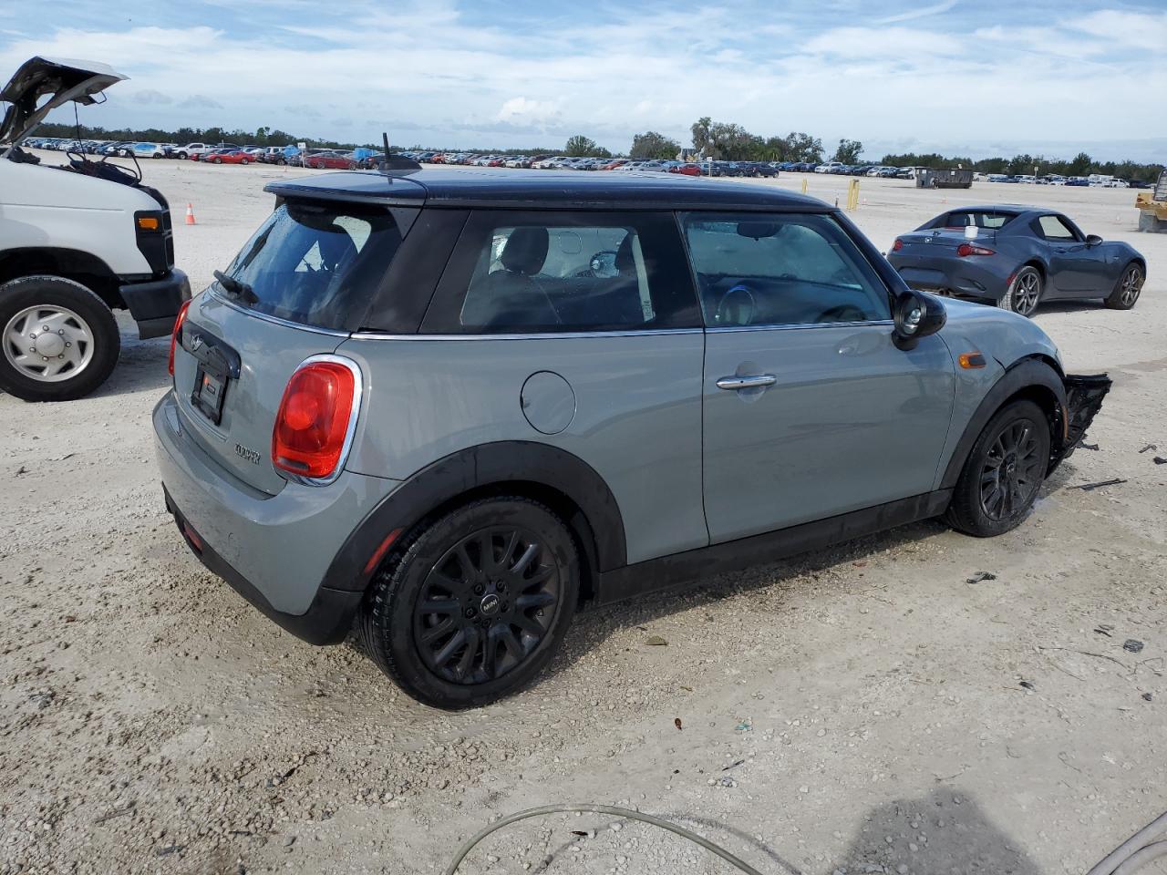 Obraz 3 z 2017 MINI COOPER  2017 z VIN WMWXP5C3XH3C64866
