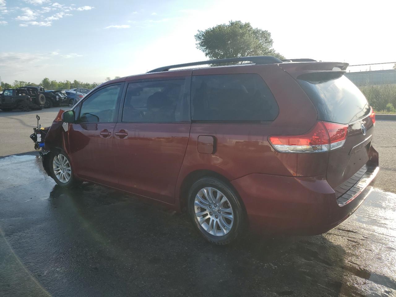 Image 3 of 2012 TOYOTA SIENNA XLE 2012 with VIN 5TDYK3DC1CS268480