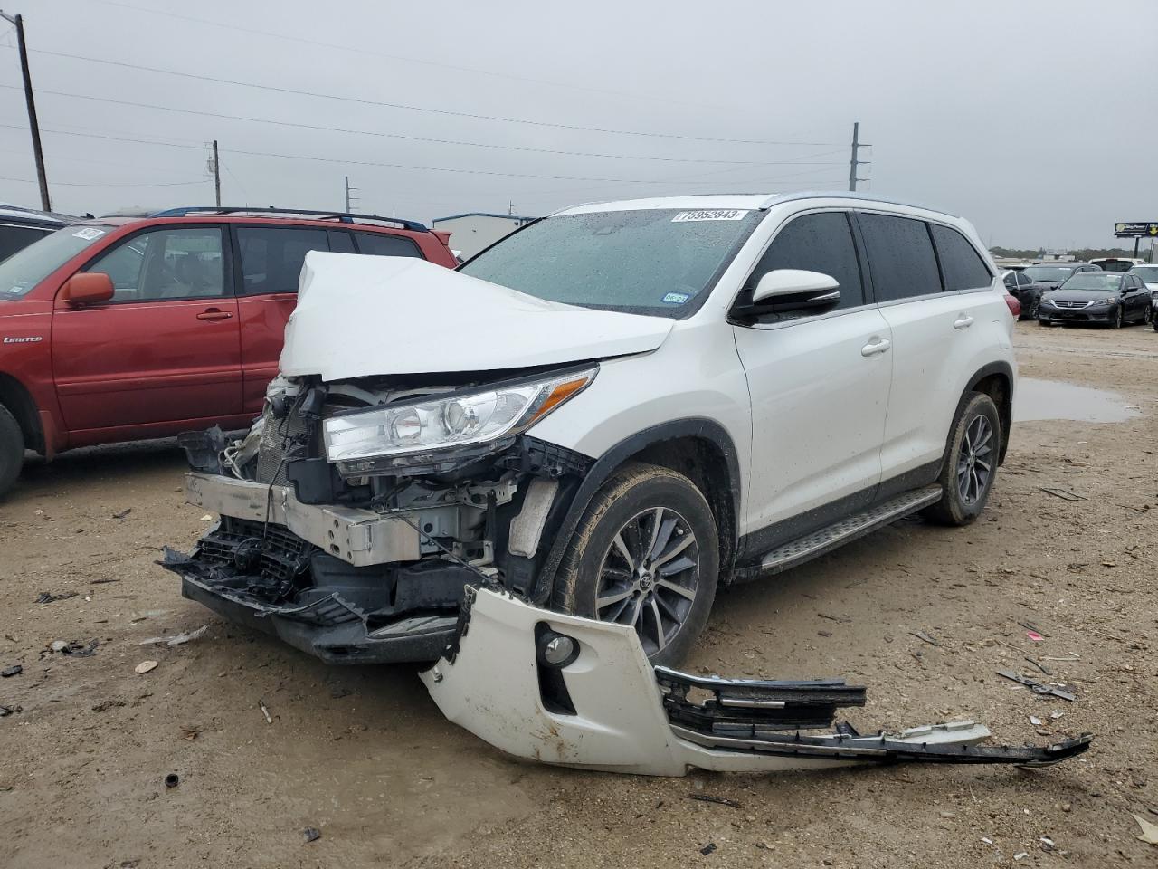 Изображение 1 2019 TOYOTA HIGHLANDER SE 2019 с VIN 5TDKZRFH1KS313994