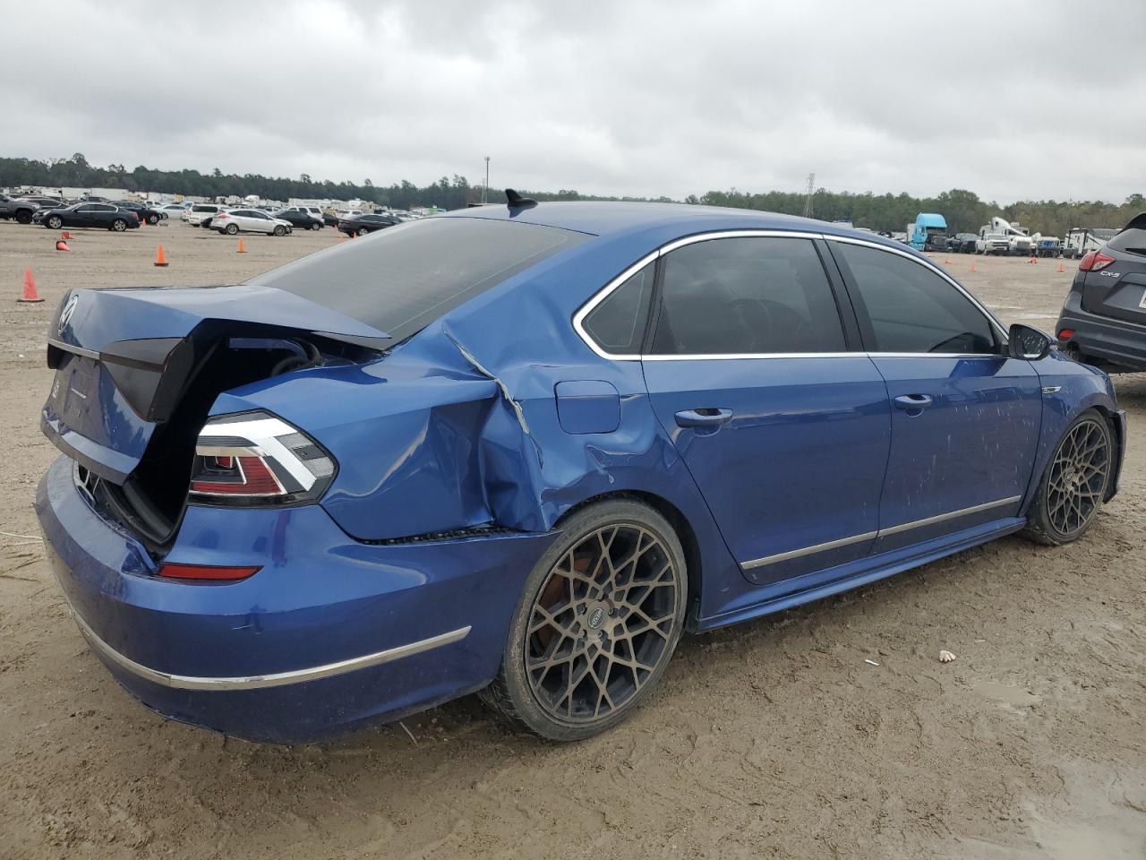 Obraz 3 z 2017 VOLKSWAGEN PASSAT R-LINE 2017 z VIN 1VWDT7A30HC031198