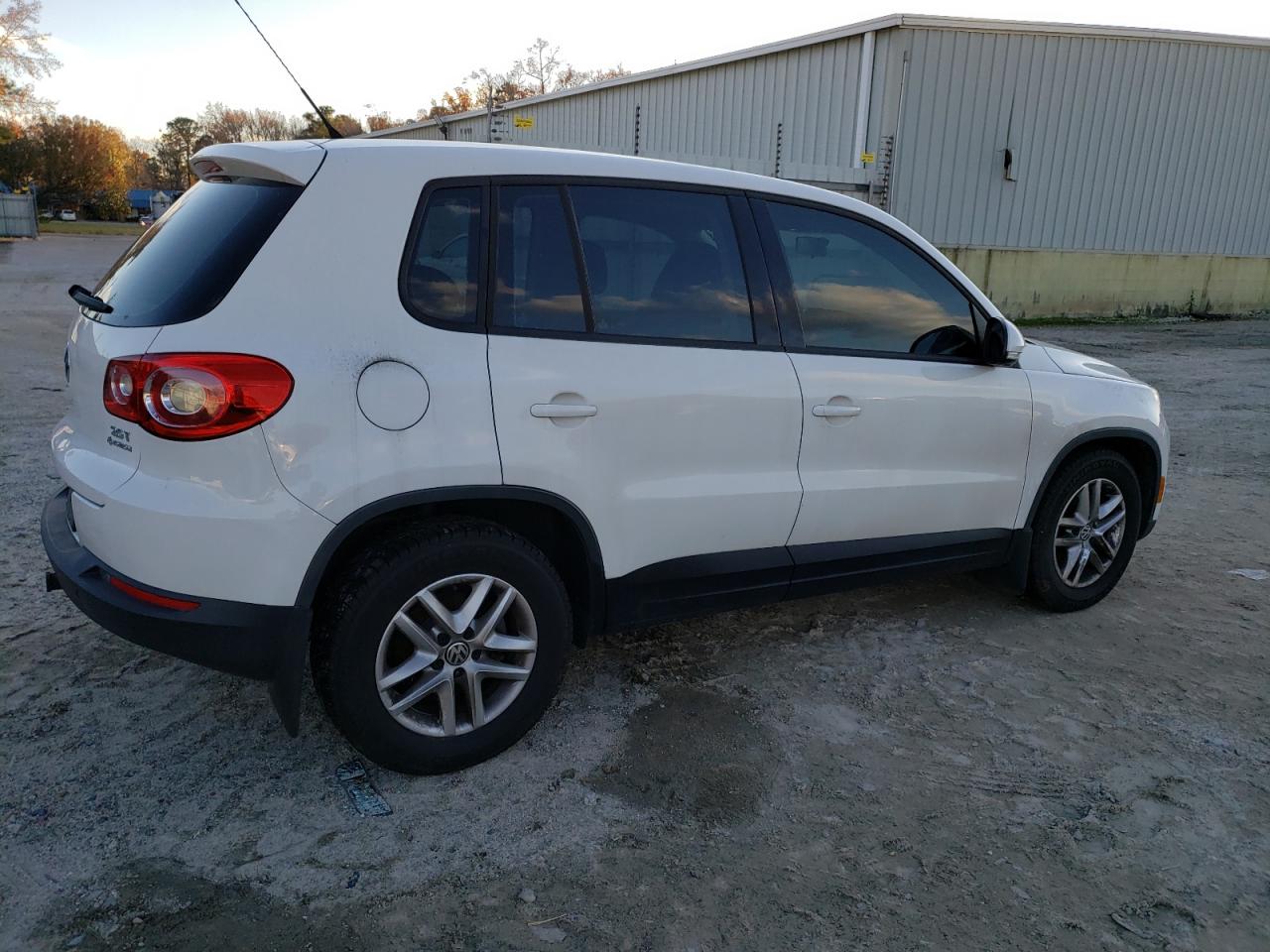 Изображение 3 Volkswagen Tiguan S 2011 с VIN WVGBV7AX7BW554243