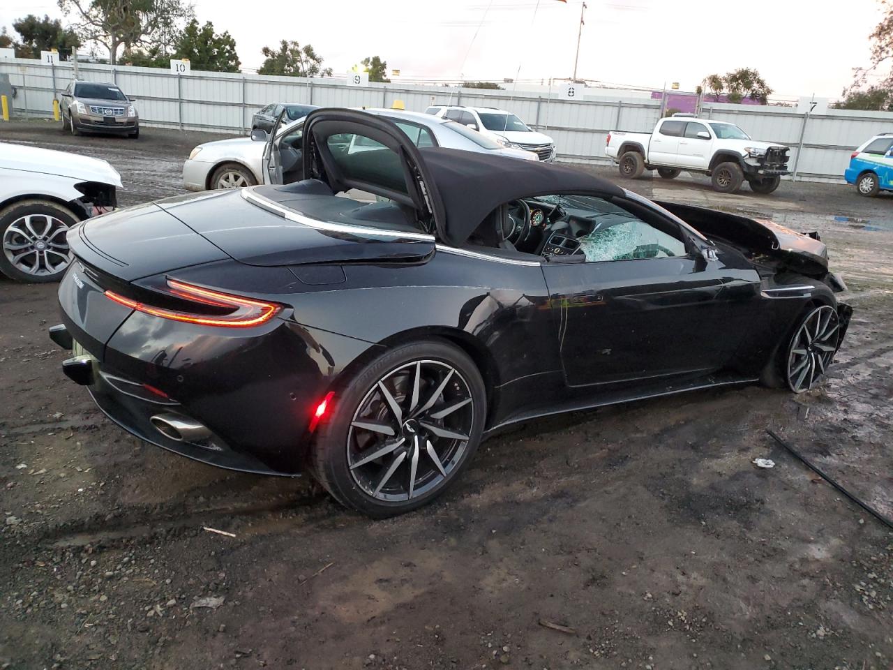 Изображение 3 2019 ASTON MARTIN DB11  2019 с VIN SCFRMFCW8KGM07817