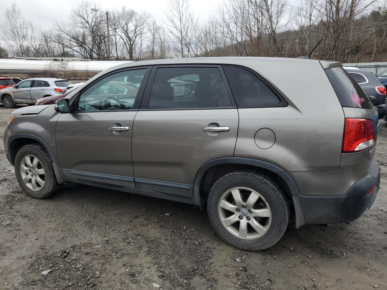Image 2 of 2013 KIA SORENTO LX 2013 with VIN 5XYKT3A11DG373444