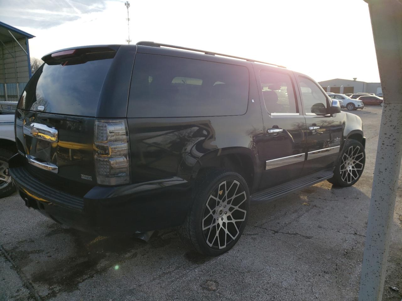 Image 3 of 2010 CHEVROLET SUBURBAN C1500  LS 2010 with VIN 1GNUCHE00AR241304