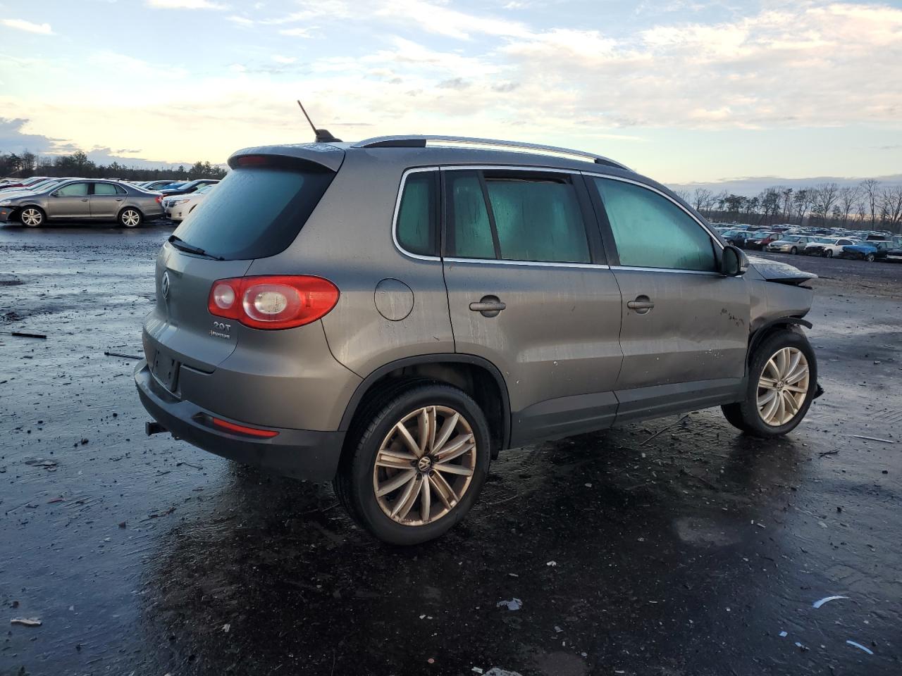 Image 3 of 2009 VOLKSWAGEN TIGUAN SE 2009 with VIN WVGBV75N19W000912