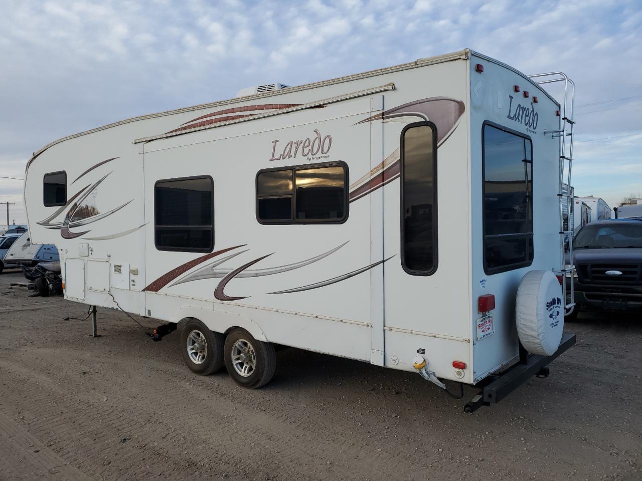 Obraz 3 z 2010 KEYSTONE LAREDO 2010 z VIN 4YDF26522AE600571