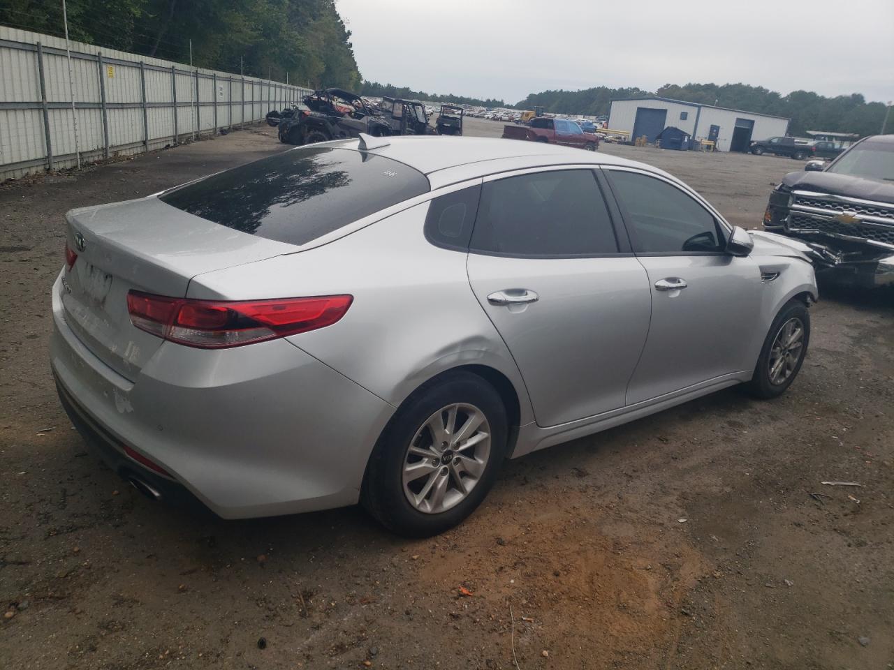 Obraz 3 z 2017 KIA OPTIMA LX 2017 z VIN 5XXGT4L34HG144292