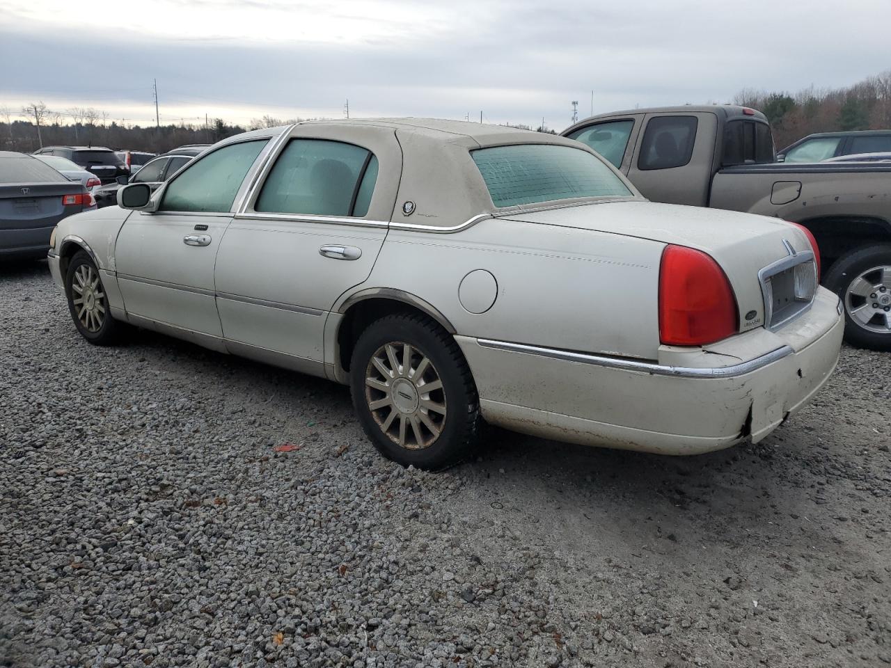 Image 2 of 2007 LINCOLN TOWN CAR SIGNATURE 2007 with VIN 1LNHM81VX7Y600127
