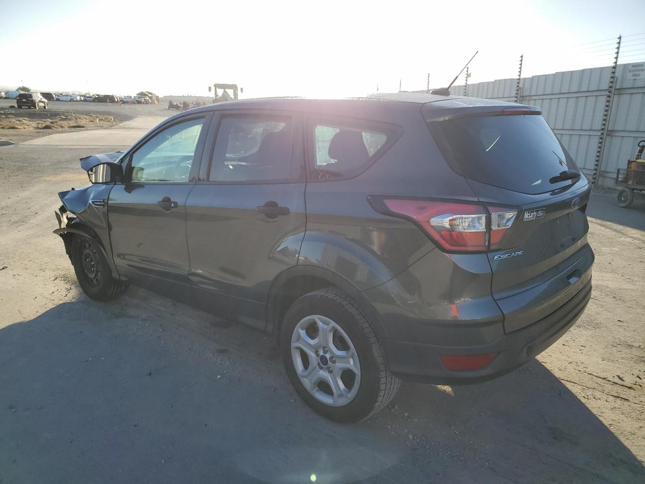 Obraz 2 z 2017 FORD ESCAPE S 2017 z VIN 1FMCU0F79HUD40544