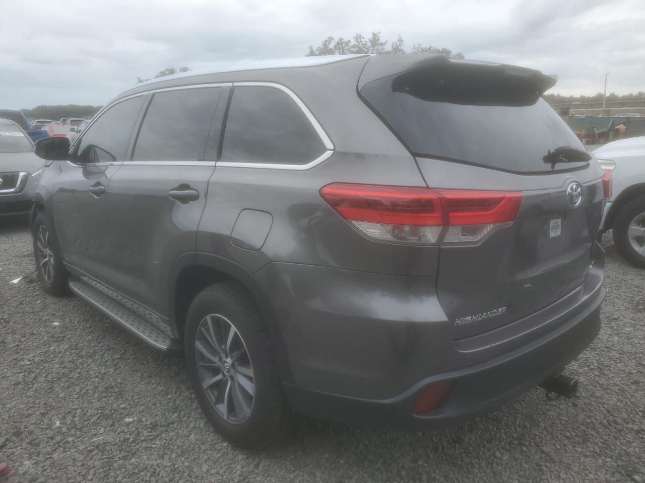 Image 2 of 2018 TOYOTA HIGHLANDER SE 2018 with VIN 5TDKZRFH8JS542963