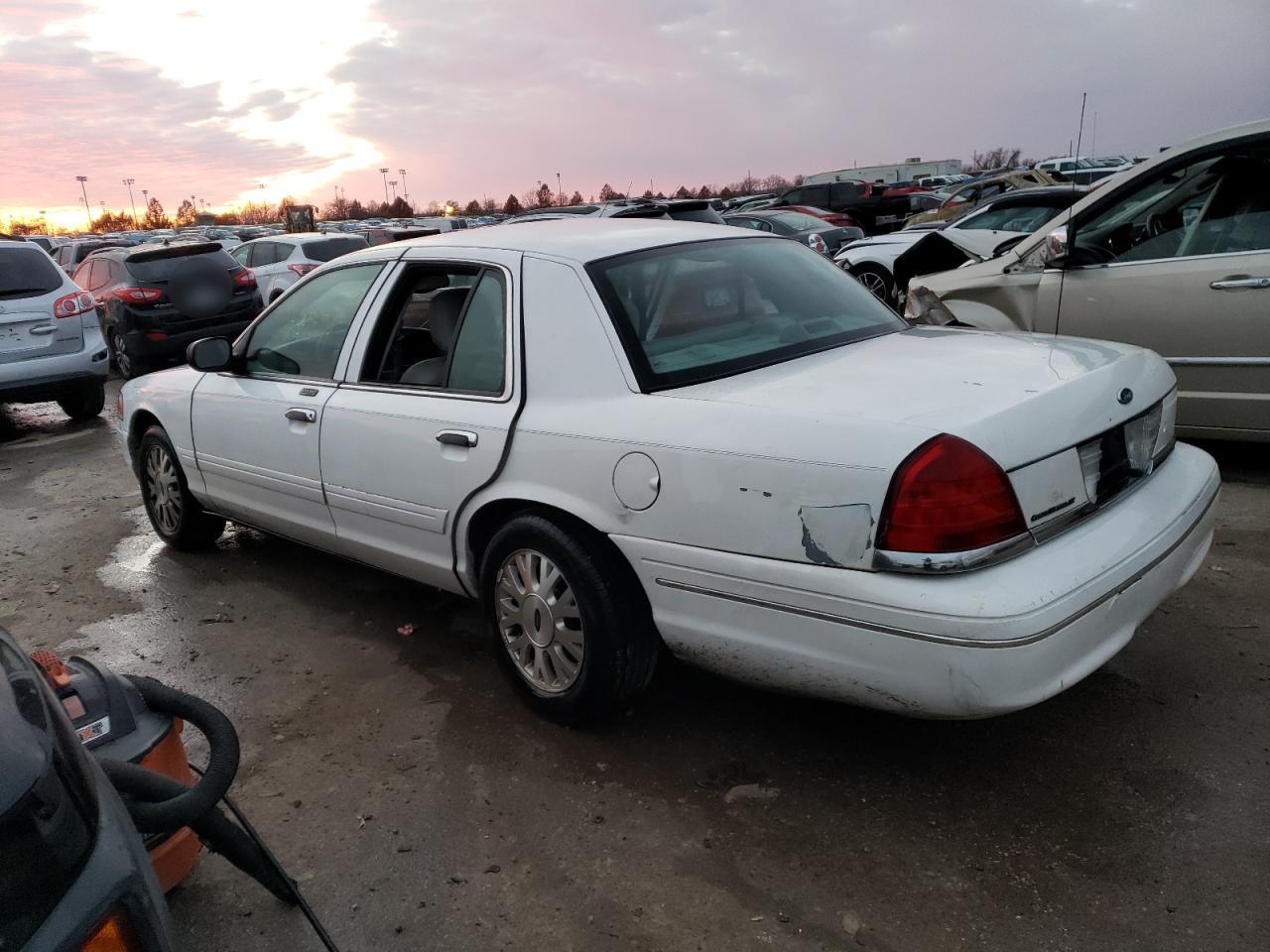 Obraz 2 z 2005 FORD CROWN VICTORIA LX 2005 z VIN 2FAFP74W05X130064