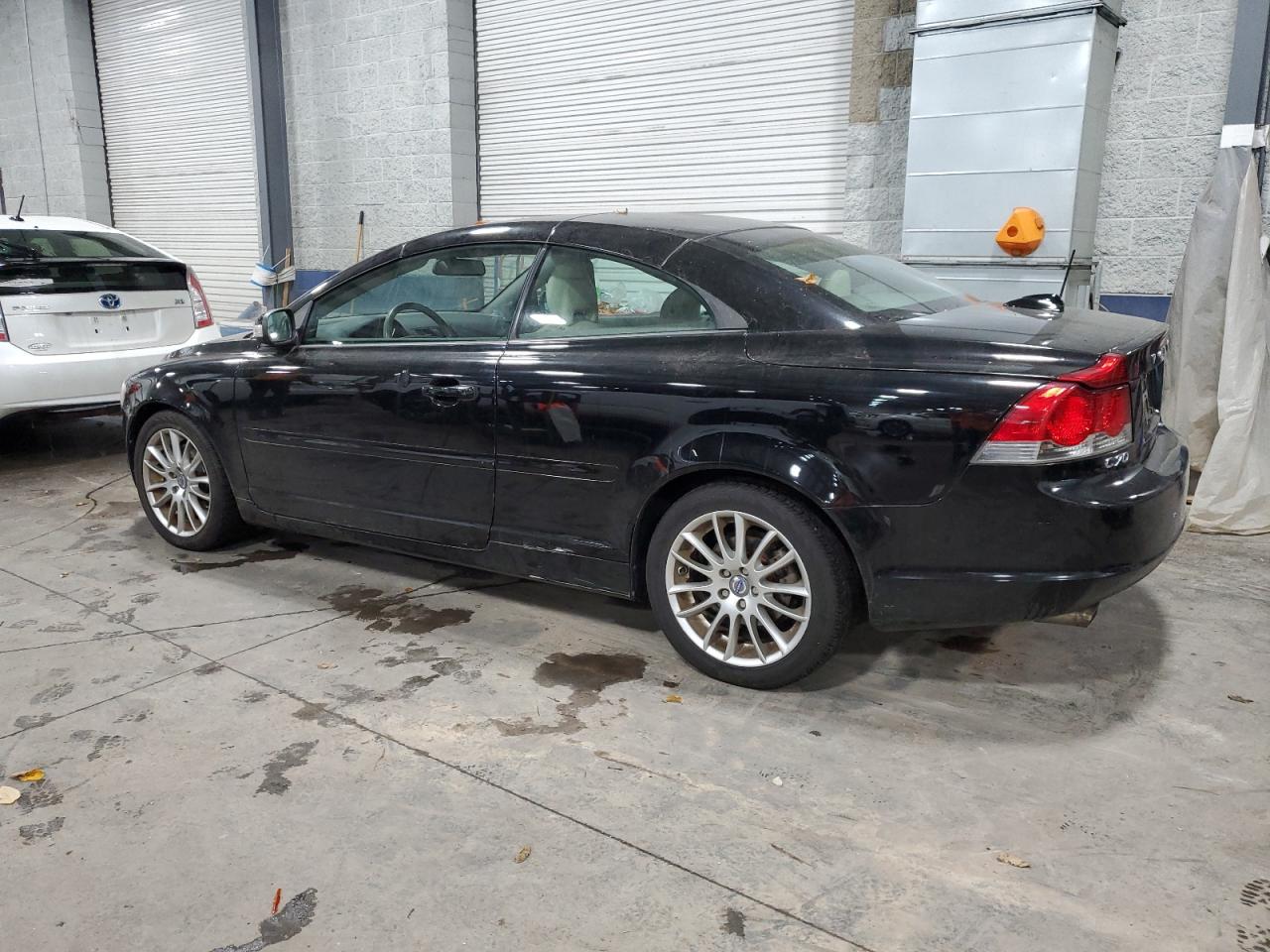 Image 2 of 2009 VOLVO C70 T5 2009 with VIN YV1MC67209J070490
