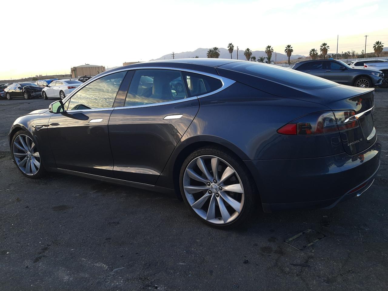 Изображение 2 2015 TESLA MODEL S  2015 с VIN 5YJSA1E22FF105686