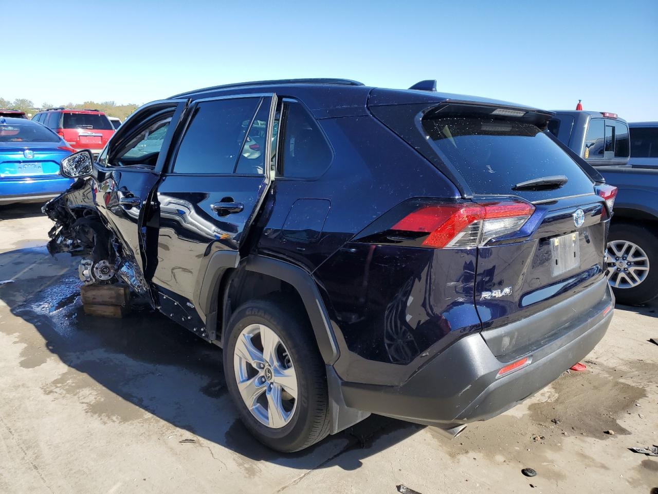 Изображение 2 2019 TOYOTA RAV4 XLE 2019 с VIN JTMRWRFV1KD017642