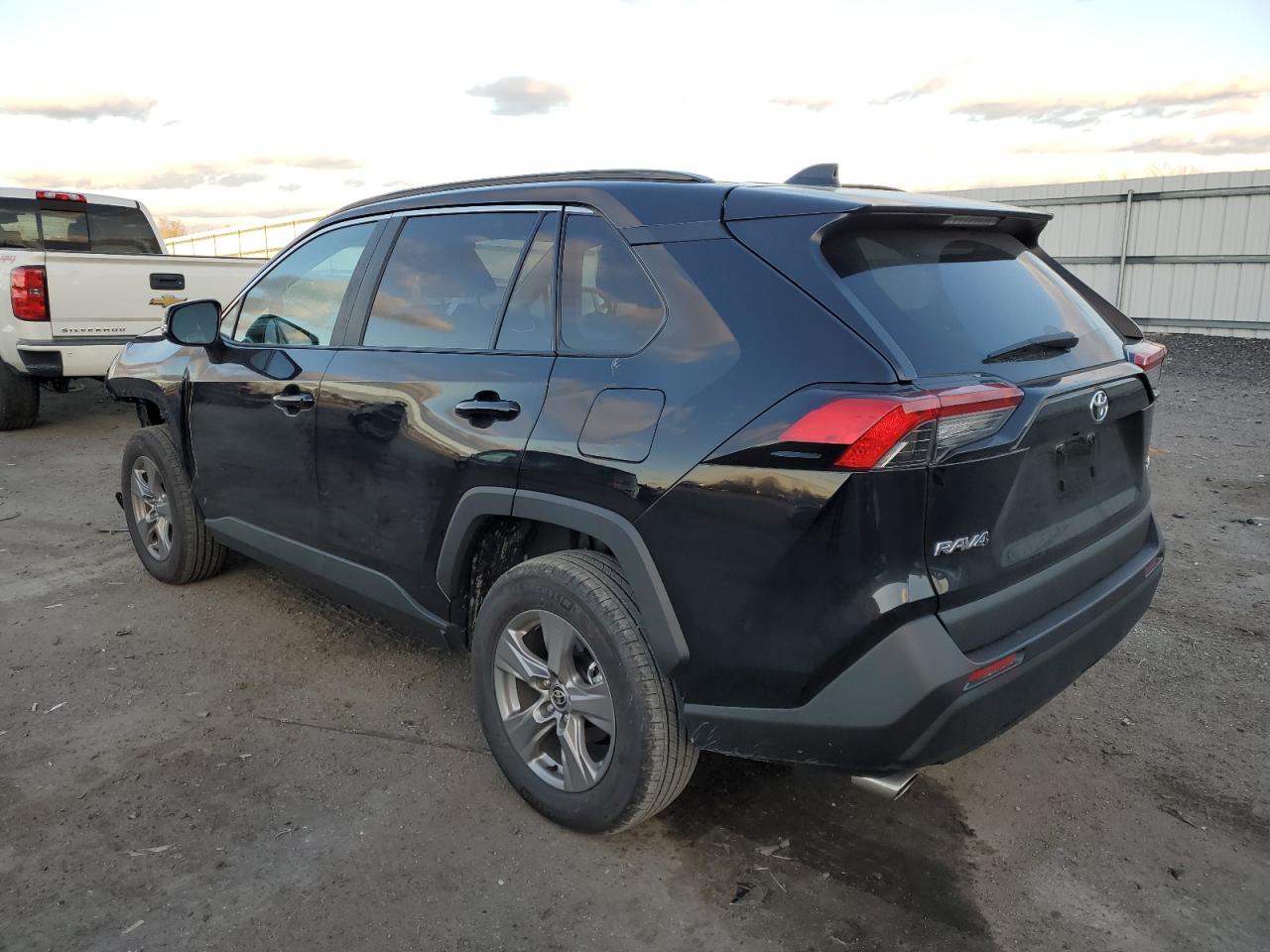 Изображение 2 2023 TOYOTA RAV4 XLE 2023 с VIN 2T3W1RFVXPC248214