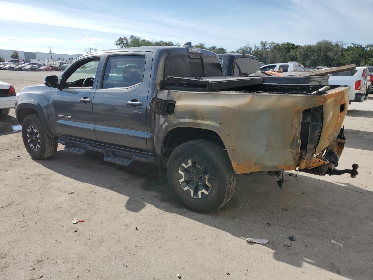 Obraz 2 z 2021 TOYOTA TACOMA DOUBLE CAB 2021 z VIN 3TMCZ5AN8MM435412