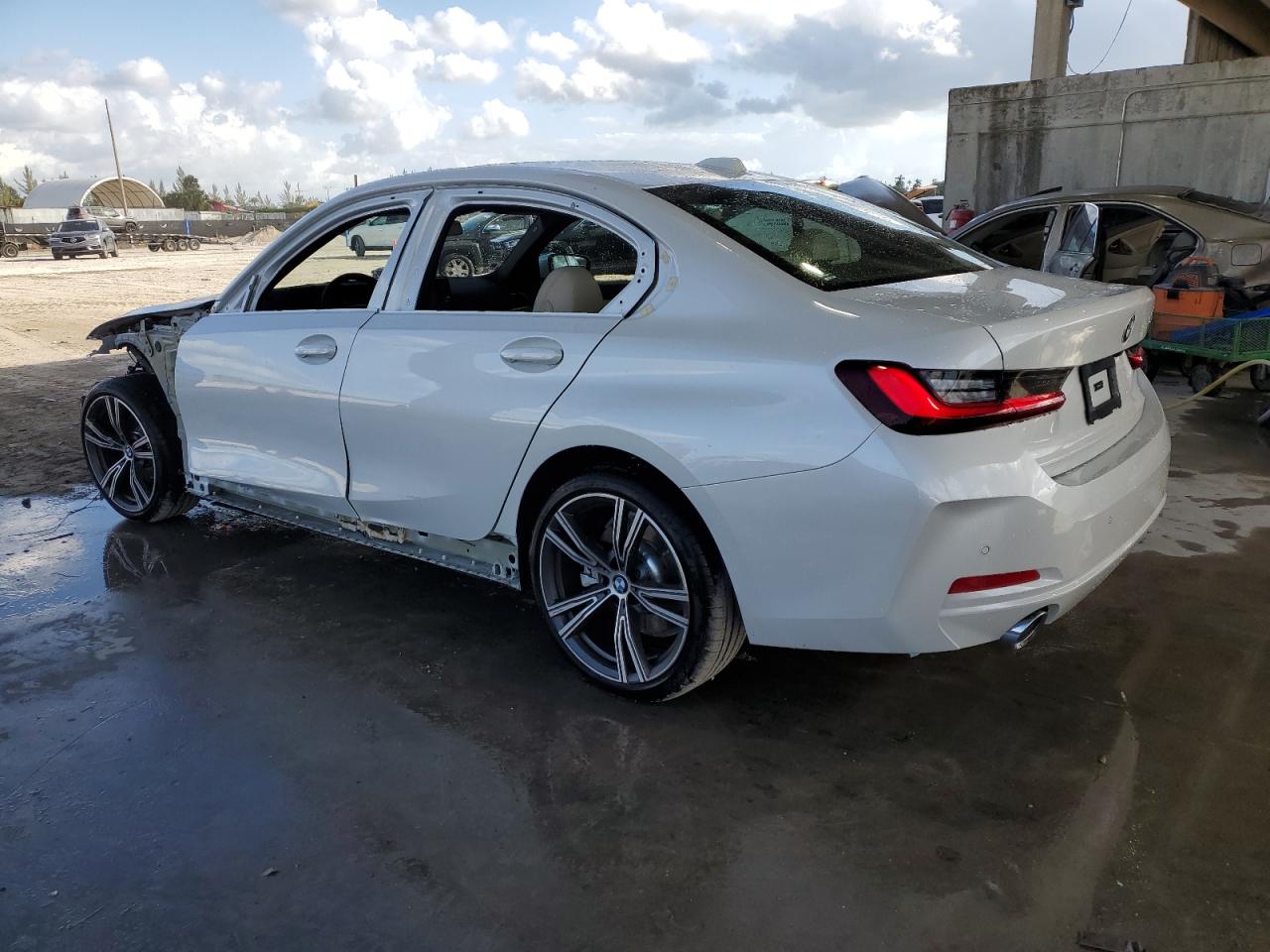 Изображение 2 2023 BMW 330I  2023 с VIN 3MW69FF03P8D74657