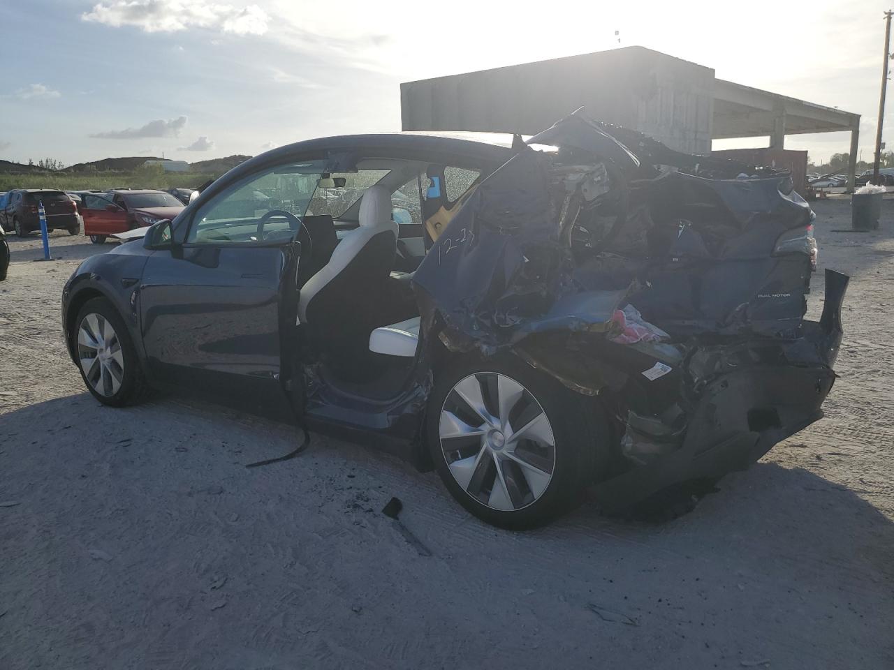 Obraz 2 z 2022 TESLA MODEL Y  2022 z VIN 7SAYGDEEXNF449420