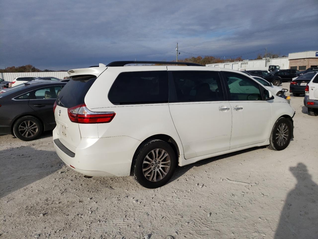 Image 3 of 2018 TOYOTA SIENNA XLE 2018 with VIN 5TDYZ3DC3JS922243