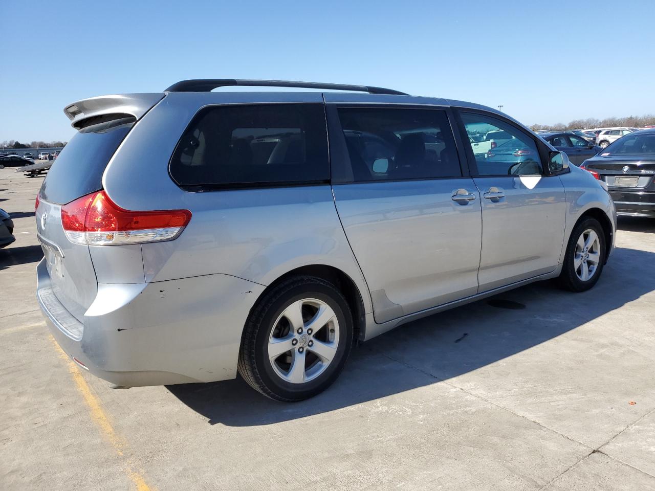 Изображение 3 2011 TOYOTA SIENNA LE 2011 с VIN 5TDKK3DC4BS093775
