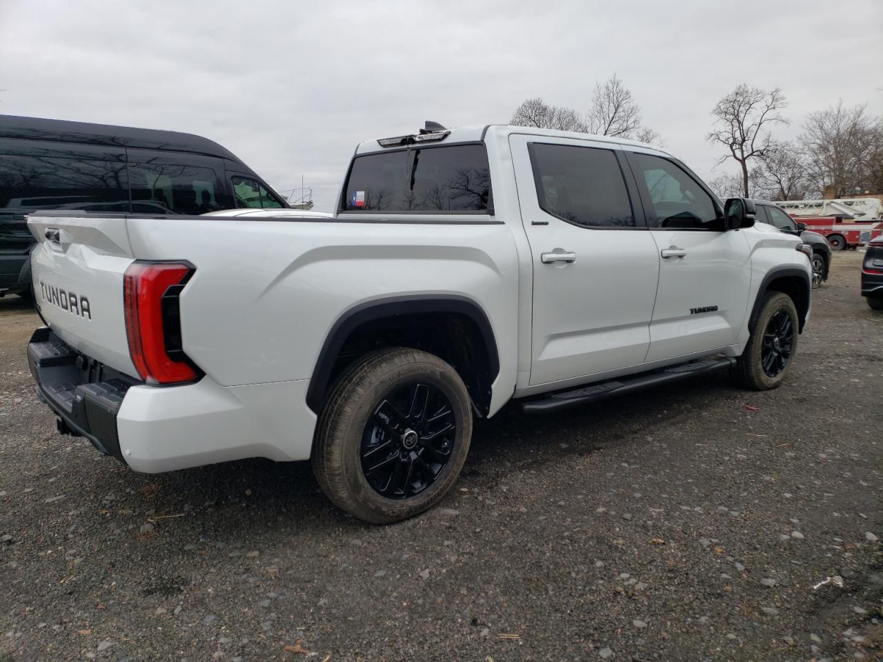 Obraz 3 z 2024 TOYOTA TUNDRA CREWMAX LIMITED 2024 z VIN 5TFWC5DB3RX042631