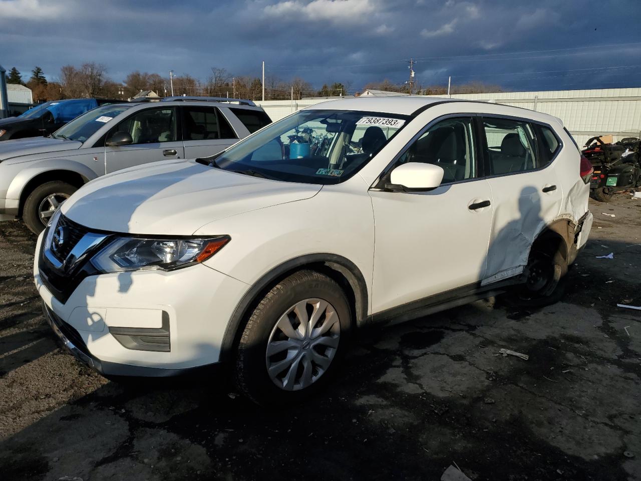 Obraz 1 z 2017 NISSAN ROGUE S 2017 z VIN JN8AT2MV6HW003172