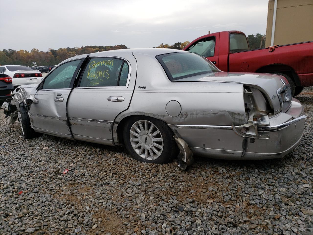 Image 2 of 2005 LINCOLN TOWN CAR SIGNATURE LIMITED 2005 with VIN 1LNHM82W85Y615763