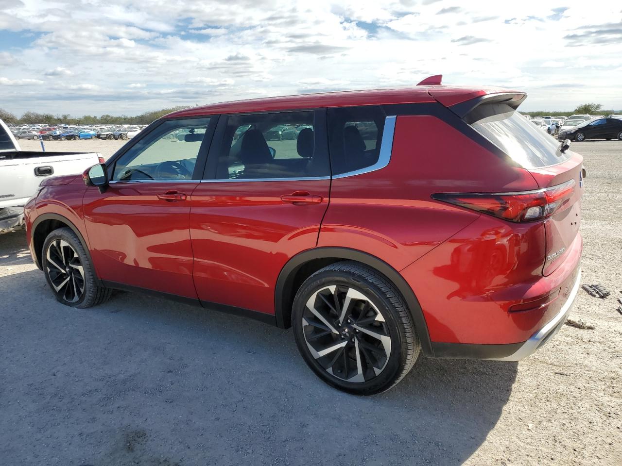 Image 2 of 2022 MITSUBISHI OUTLANDER SE 2022 with VIN JA4J3UA86NZ090713