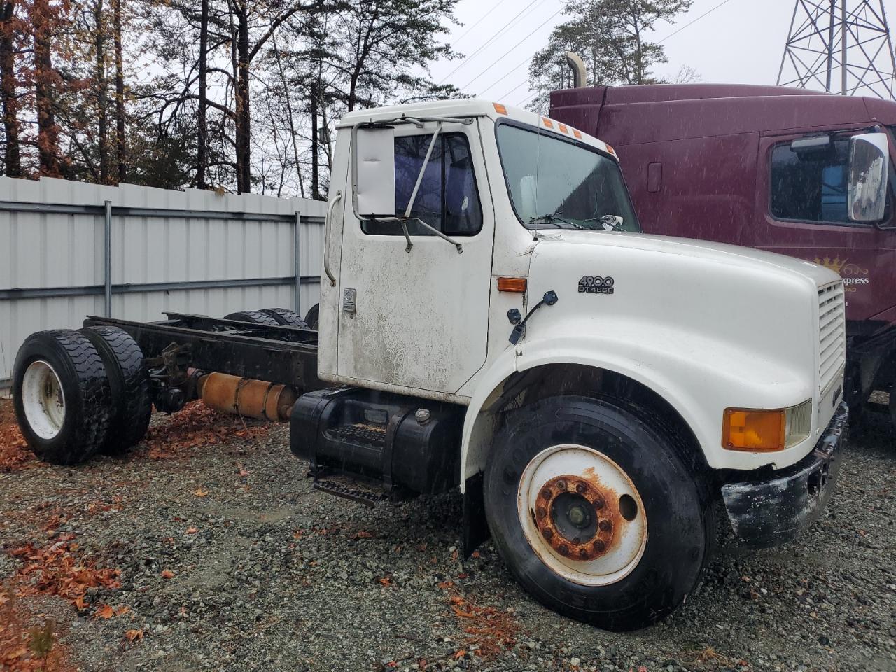 Image 1 of 2000 INTERNATIONAL 4000 4900 2000 with VIN 1HTSDAAL2YH263389