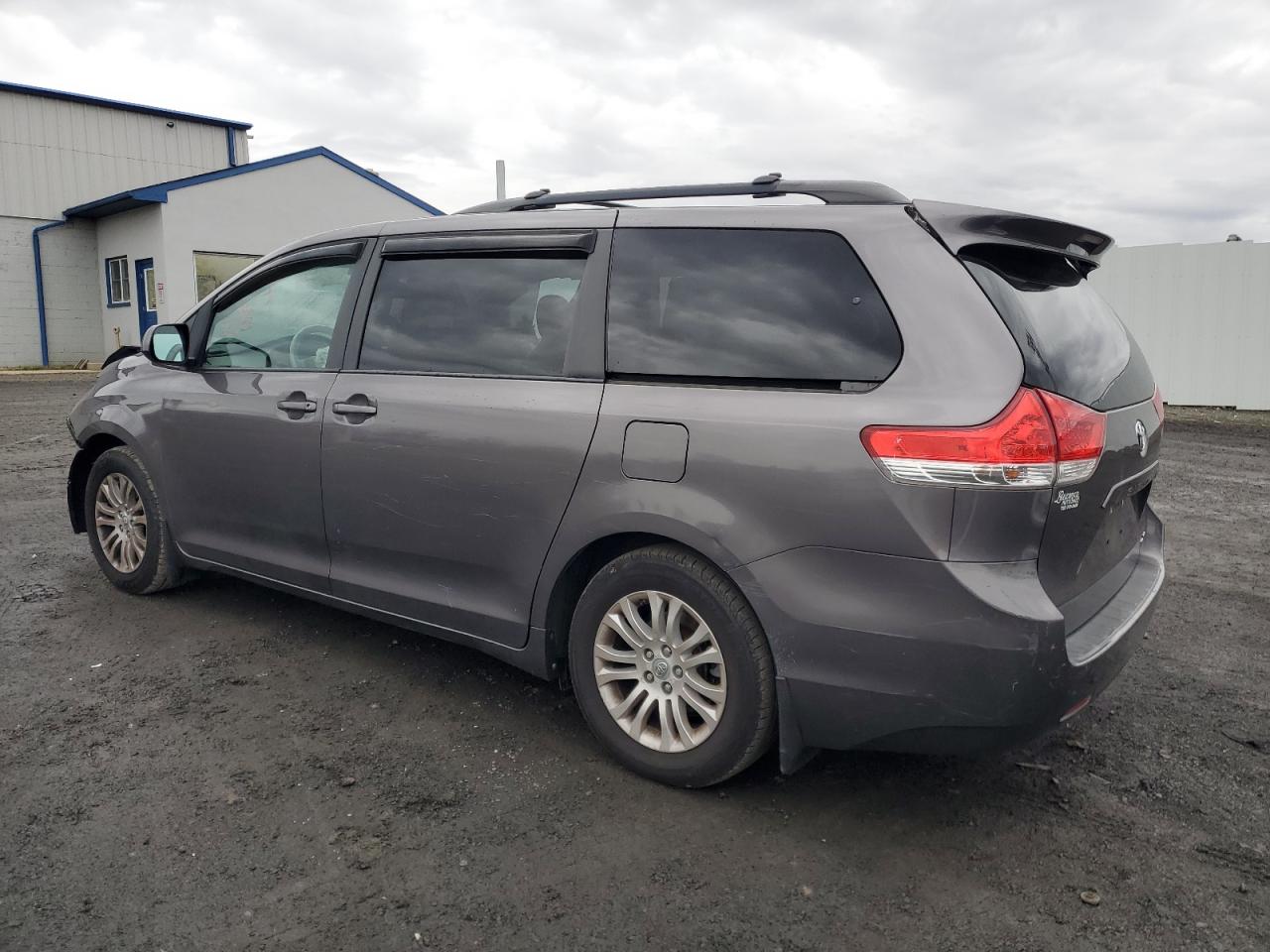 Изображение 2 2013 TOYOTA SIENNA XLE 2013 с VIN 5TDYK3DC5DS324017