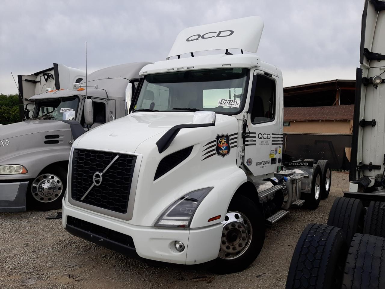 Image 2 of 2022 VOLVO VNR  2022 with VIN 4V4WC9DG3NN604671