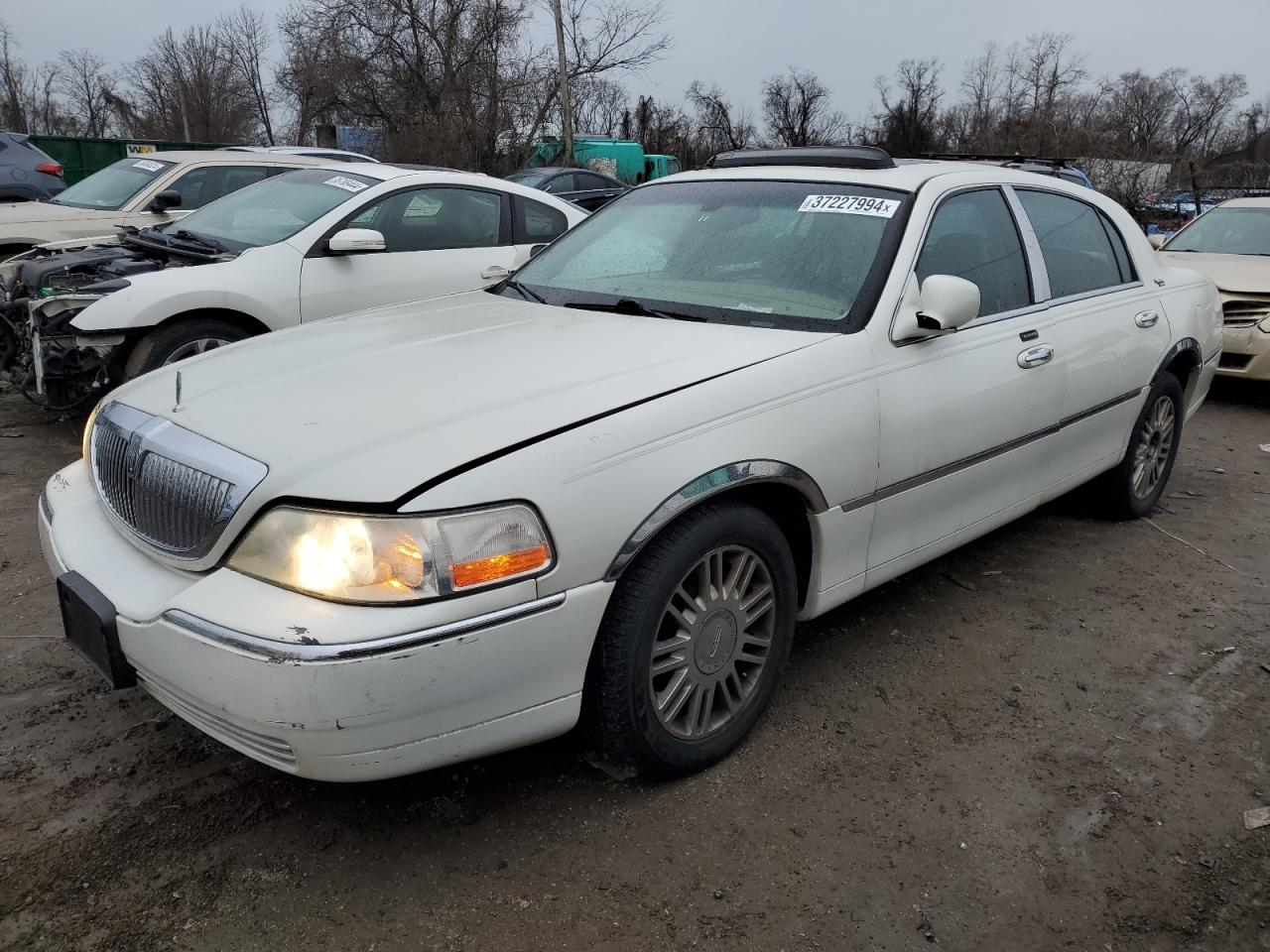 Image 1 of 2006 LINCOLN TOWN CAR SIGNATURE LIMITED 2006 with VIN 1LNHM82W06Y646121